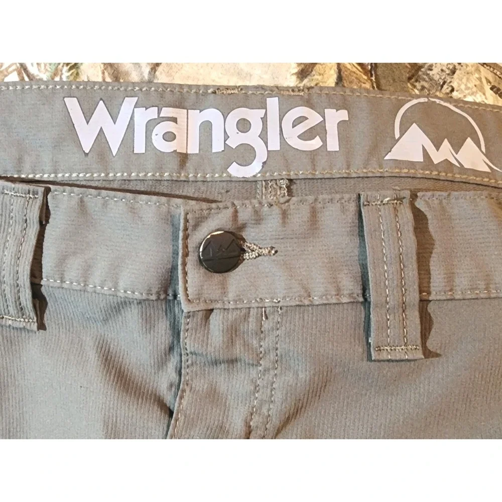 Wrangler Mens Shorts, Green, Size 44, Zip Pockets, Inseam‎ 10 In, Flat Front